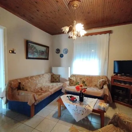 Giannis House *